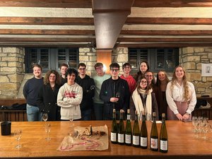 Dégustation commentée en anglais avec les étudiants de BTS VO 2 au Domaine de l'Ecole Dégustation commentée en anglais avec les étudiants de BTS VO 2 au Domaine de l'Ecole