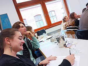Les étudiants durant le cours de découverte sur le profil des vins internationaux avec dégustation et étude de marché. 