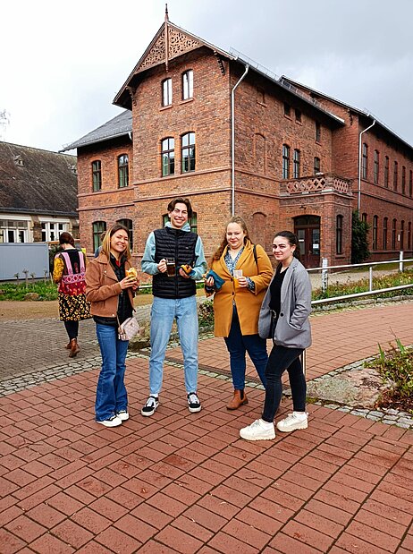Les étudiants de BTS TC devant l'université de Geisenheim