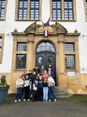 Devant le lycée avec les élèves de 1ere pro qui sont en LV anglais Devant le lycée avec les élèves de 1ere pro qui sont en LV anglais